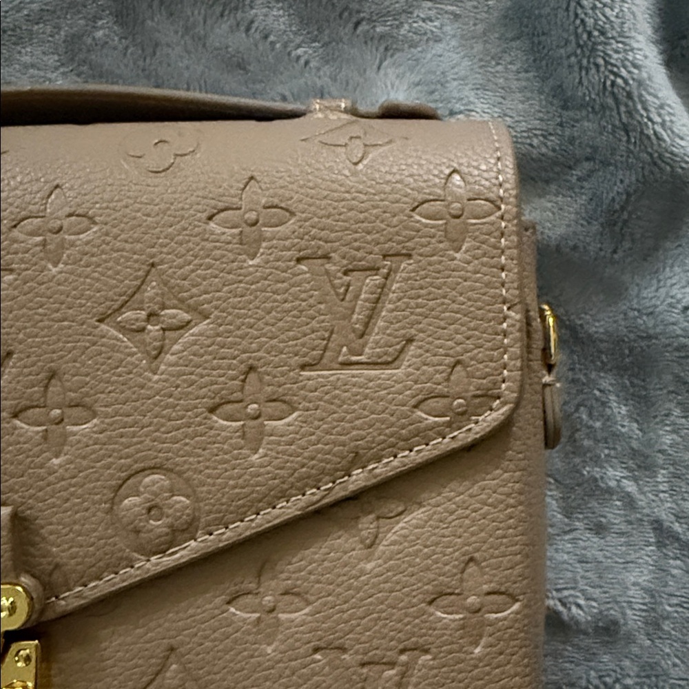 Monogram Crossbody Fashion Bag - Picture 3 of 9